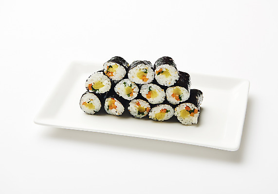 포토 JPG 스튜디오촬영 접시 음식 조각 실내 누끼 근접촬영 사람없음 분식 오브젝트 흰배경 김밥 군것질 길거리음식 꼬마김밥 국내포토 식기 뷰포인트 백그라운드 디저트 내부 흰색 파일형식