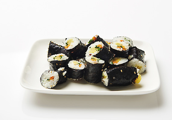 포토 JPG 스튜디오촬영 접시 음식 조각 실내 누끼 근접촬영 사람없음 분식 오브젝트 흰배경 김밥 군것질 길거리음식 꼬마김밥 국내포토 식기 뷰포인트 백그라운드 디저트 내부 흰색 파일형식