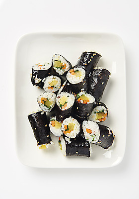 포토 JPG 스튜디오촬영 접시 음식 조각 실내 누끼 근접촬영 사람없음 하이앵글 여러개 분식 오브젝트 흰배경 김밥 슬라이스 군것질 길거리음식 꼬마김밥 국내포토 식기 뷰포인트 다수 백그라운드 디저트 내부 흰색 파일형식