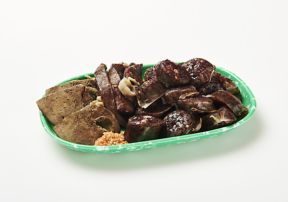 포토 JPG 스튜디오촬영 접시 음식 조각 실내 누끼 근접촬영 사람없음 내장 분식 흰배경 간 소금 군것질 순대 길거리음식 국내포토 식기 뷰포인트 백그라운드 디저트 내부 흰색 장기_의학 파일형식