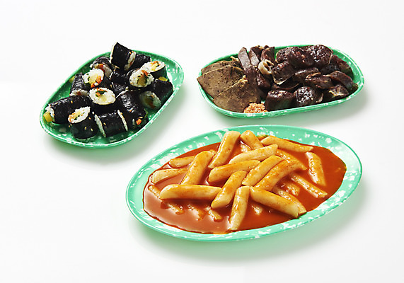 포토 JPG 스튜디오촬영 접시 음식 조각 실내 누끼 근접촬영 사람없음 다양 내장 어묵 떡볶이 분식 오브젝트 흰배경 매움 간 소금 군것질 국물 순대 길거리음식 꼬마김밥 쌀떡 국물떡볶이 국내포토 식기 뷰포인트 다수 백그라운드 디저트 떡 내부 흰색 장기_의학 맛 김밥 파일형식