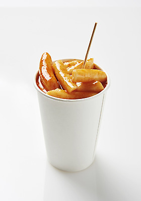 포토 JPG 스튜디오촬영 접시 음식 실내 누끼 근접촬영 사람없음 종이컵 떡볶이 분식 흰배경 매움 군것질 이쑤시개 길거리음식 쌀떡 컵떡볶이 국내포토 식기 뷰포인트 백그라운드 디저트 떡 내부 컵 흰색 맛 일회용 파일형식