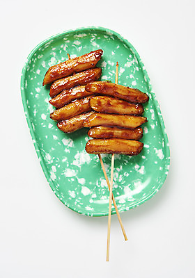 포토 JPG 스튜디오촬영 접시 음식 실내 누끼 근접촬영 사람없음 하이앵글 두개 분식 흰배경 군것질 길거리음식 떡꼬치 쌀떡 국내포토 식기 뷰포인트 백그라운드 2 디저트 떡 내부 흰색 꼬치 파일형식