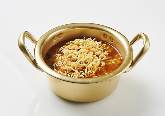 포토 JPG 스튜디오촬영 접시 음식 실내 누끼 근접촬영 사람없음 라면 냄비 분식 흰배경 군것질 길거리음식 양은냄비 국내포토 식기 뷰포인트 백그라운드 디저트 내부 흰색 면류 솥 파일형식