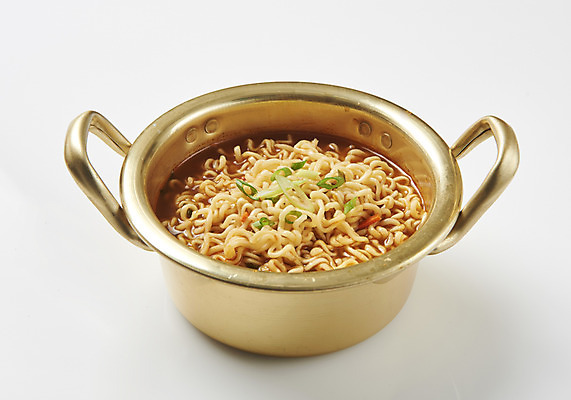 포토 JPG 스튜디오촬영 접시 음식 실내 누끼 근접촬영 사람없음 라면 냄비 분식 흰배경 군것질 파 길거리음식 양은냄비 국내포토 식기 뷰포인트 백그라운드 채소 디저트 내부 흰색 면류 솥 파일형식