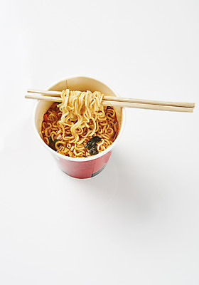 포토 JPG 스튜디오촬영 음식 실내 누끼 근접촬영 사람없음 하이앵글 인스턴트 분식 오브젝트 흰배경 군것질 나무젓가락 인스턴트라면 컵라면 국내포토 뷰포인트 백그라운드 젓가락 디저트 내부 흰색 라면 파일형식