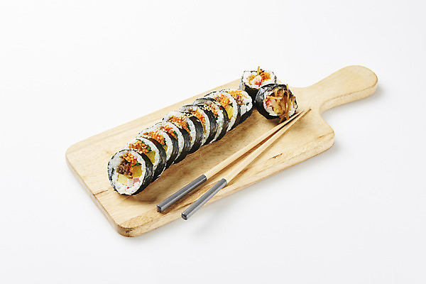 포토 JPG 스튜디오촬영 접시 음식 조각 젓가락 도마 실내 누끼 근접촬영 사람없음 분식 흰배경 김밥 군것질 길거리음식 야채김밥 국내포토 식기 뷰포인트 백그라운드 주방용품 디저트 수저 내부 흰색 파일형식