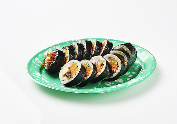 포토 JPG 스튜디오촬영 접시 음식 조각 실내 누끼 근접촬영 사람없음 여러개 분식 오브젝트 흰배경 김밥 슬라이스 군것질 길거리음식 야채김밥 국내포토 식기 뷰포인트 다수 백그라운드 디저트 내부 흰색 파일형식