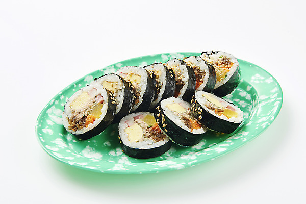 포토 JPG 스튜디오촬영 접시 음식 조각 실내 누끼 근접촬영 사람없음 여러개 분식 오브젝트 흰배경 김밥 슬라이스 군것질 길거리음식 참치김밥 국내포토 식기 뷰포인트 다수 백그라운드 디저트 내부 흰색 파일형식