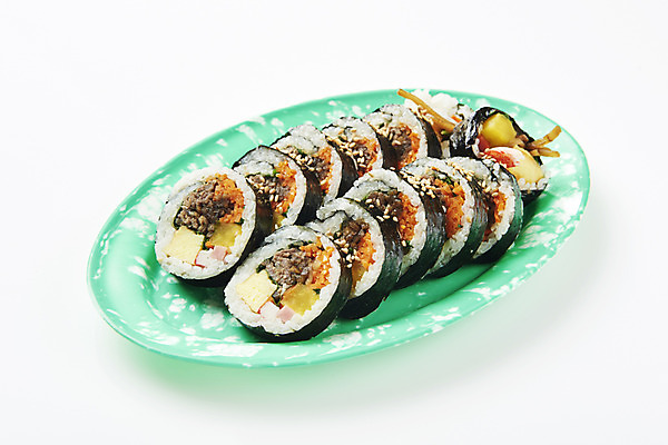 포토 JPG 스튜디오촬영 접시 음식 조각 실내 누끼 근접촬영 사람없음 여러개 분식 오브젝트 흰배경 김밥 슬라이스 군것질 길거리음식 소고기김밥 국내포토 식기 뷰포인트 다수 백그라운드 디저트 내부 흰색 파일형식