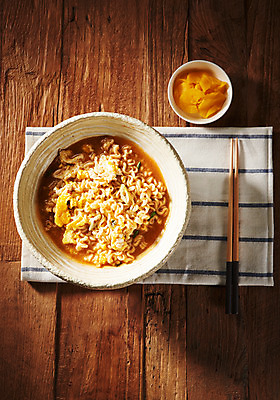 포토 JPG 스튜디오촬영 젓가락 실내 근접촬영 사람없음 목재 하이앵글 식탁보 라면 분식 단무지 플랫레이 나무배경 국내포토 나무 음식 뷰포인트 백그라운드 재료 수저 내부 면류 플랫 파일형식