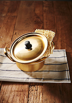 포토 JPG 스튜디오촬영 식재료 실내 근접촬영 사람없음 목재 식탁보 라면 분식 생라면 양은냄비 나무배경 국내포토 나무 음식 뷰포인트 백그라운드 재료 내부 면류 냄비 파일형식