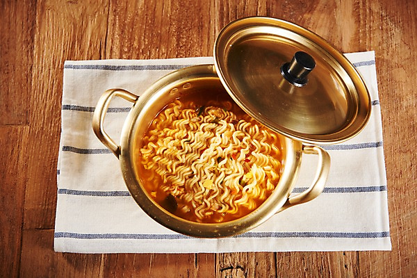 포토 JPG 스튜디오촬영 실내 근접촬영 사람없음 목재 하이앵글 뚜껑 식탁보 라면 오픈 분식 양은냄비 나무배경 국내포토 나무 음식 뷰포인트 백그라운드 재료 내부 면류 냄비 파일형식