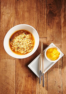 포토 JPG 스튜디오촬영 접시 젓가락 실내 근접촬영 사람없음 목재 하이앵글 라면 분식 단무지 플랫레이 나무배경 국내포토 나무 식기 음식 뷰포인트 백그라운드 재료 수저 내부 면류 플랫 파일형식