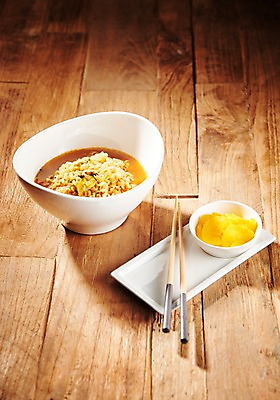 포토 JPG 스튜디오촬영 접시 젓가락 실내 근접촬영 사람없음 목재 하이앵글 라면 분식 단무지 나무배경 국내포토 나무 식기 음식 뷰포인트 백그라운드 재료 수저 내부 면류 파일형식