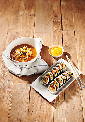 포토 JPG 스튜디오촬영 조각 젓가락 실내 근접촬영 사람없음 목재 하이앵글 식탁보 라면 분식 김밥 단무지 야채김밥 나무배경 국내포토 나무 음식 뷰포인트 백그라운드 재료 수저 내부 면류 파일형식