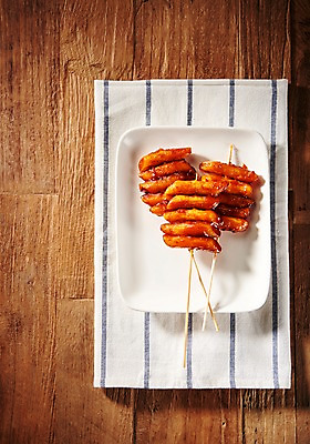 포토 JPG 스튜디오촬영 접시 실내 근접촬영 사람없음 목재 하이앵글 식탁보 분식 떡꼬치 플랫레이 나무배경 국내포토 나무 식기 음식 뷰포인트 백그라운드 재료 내부 꼬치 플랫 파일형식