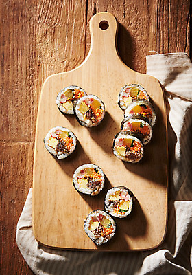 포토 JPG 스튜디오촬영 조각 실내 근접촬영 사람없음 목재 하이앵글 식탁보 분식 김밥 나무도마 야채김밥 플랫레이 나무배경 국내포토 나무 음식 뷰포인트 백그라운드 재료 도마 내부 플랫 파일형식