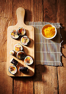 포토 JPG 스튜디오촬영 조각 실내 근접촬영 사람없음 목재 하이앵글 분식 김밥 단무지 김발 꼬마김밥 나무도마 야채김밥 플랫레이 나무배경 국내포토 나무 음식 뷰포인트 백그라운드 재료 도마 내부 플랫 파일형식