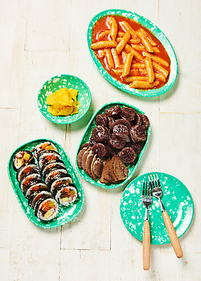 포토 JPG 스튜디오촬영 접시 조각 포크 실내 근접촬영 사람없음 하이앵글 다양 떡볶이 분식 매움 김밥 단무지 순대 야채김밥 플랫레이 국물떡볶이 나무배경 국내포토 식기 음식 뷰포인트 다수 백그라운드 내부 플랫 맛 국물 파일형식