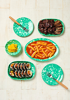 포토 JPG 스튜디오촬영 접시 조각 포크 실내 근접촬영 사람없음 하이앵글 다양 떡볶이 분식 매움 김밥 단무지 순대 야채김밥 플랫레이 국물떡볶이 나무배경 국내포토 식기 음식 뷰포인트 다수 백그라운드 내부 플랫 맛 국물 파일형식