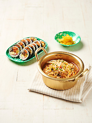 포토 JPG 스튜디오촬영 접시 조각 실내 근접촬영 사람없음 식탁보 라면 분식 김밥 단무지 야채김밥 양은냄비 나무배경 국내포토 식기 음식 뷰포인트 백그라운드 내부 면류 냄비 파일형식