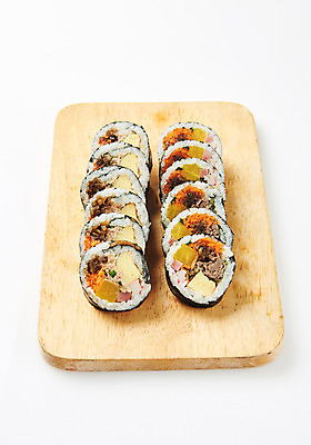 포토 JPG 스튜디오촬영 조각 실내 근접촬영 사람없음 분식 흰배경 김밥 길거리음식 나무도마 소고기김밥 참치김밥 국내포토 음식 뷰포인트 백그라운드 도마 내부 목재 흰색 파일형식