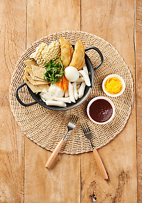 포토 JPG 스튜디오촬영 포크 식재료 떡 실내 근접촬영 사람없음 목재 하이앵글 당근 식탁보 양념 고추장 냄비 어묵 분식 단무지 깻잎 삶은계란 군만두 생라면 쌀떡 즉석떡볶이 플랫레이 나무배경 국내포토 나무 식기 음식 뷰포인트 백그라운드 채소 재료 뿌리채소 내부 계란 라면 플랫 솥 계란요리 떡볶이 만두 파일형식