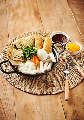 포토 JPG 스튜디오촬영 포크 식재료 떡 실내 근접촬영 사람없음 목재 하이앵글 식탁보 고추장 냄비 어묵 분식 단무지 깻잎 삶은계란 군만두 생라면 쌀떡 즉석떡볶이 나무배경 국내포토 나무 식기 음식 뷰포인트 백그라운드 채소 재료 내부 계란 라면 양념 솥 계란요리 떡볶이 만두 파일형식