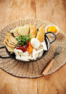 포토 JPG 스튜디오촬영 포크 식재료 떡 실내 근접촬영 사람없음 목재 하이앵글 식탁보 양념 고추장 냄비 어묵 분식 단무지 깻잎 삶은계란 군만두 생라면 쌀떡 즉석떡볶이 플랫레이 나무배경 국내포토 나무 식기 음식 뷰포인트 백그라운드 채소 재료 내부 계란 라면 플랫 솥 계란요리 떡볶이 만두 파일형식