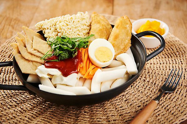 포토 JPG 스튜디오촬영 포크 식재료 떡 실내 근접촬영 사람없음 식탁보 양념 고추장 냄비 어묵 분식 단무지 삶은계란 군만두 생라면 쌀떡 즉석떡볶이 국내포토 식기 음식 뷰포인트 내부 계란 라면 솥 계란요리 떡볶이 만두 파일형식