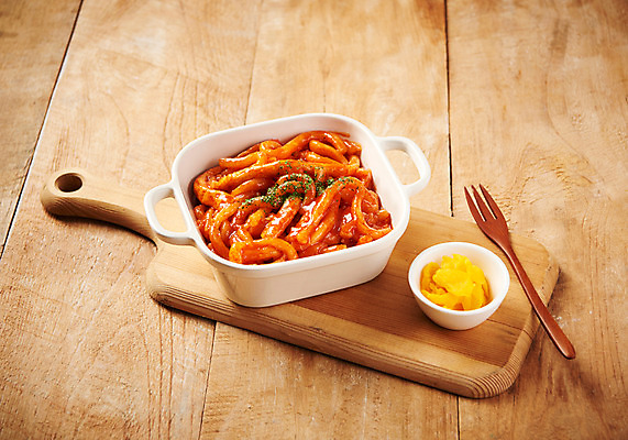 포토 JPG 스튜디오촬영 포크 실내 근접촬영 사람없음 목재 냄비 떡볶이 분식 단무지 나무도마 밀떡 국물떡볶이 나무배경 국내포토 나무 식기 음식 뷰포인트 백그라운드 재료 떡 도마 내부 솥 국물 파일형식