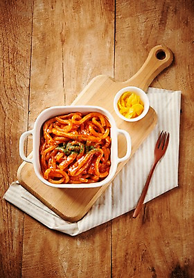 포토 JPG 스튜디오촬영 포크 실내 근접촬영 사람없음 목재 하이앵글 식탁보 떡볶이 분식 단무지 나무도마 플랫레이 국물떡볶이 나무배경 국내포토 나무 식기 음식 뷰포인트 백그라운드 재료 도마 내부 플랫 국물 파일형식