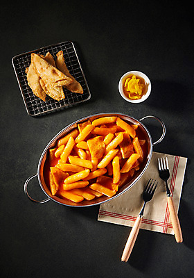 포토 JPG 스튜디오촬영 포크 검은배경 실내 근접촬영 사람없음 하이앵글 채망 냄비 떡볶이 분식 냅킨 단무지 군만두 플랫레이 국물떡볶이 국내포토 식기 음식 뷰포인트 백그라운드 주방용품 내부 검은색 플랫 솥 만두 국물 파일형식