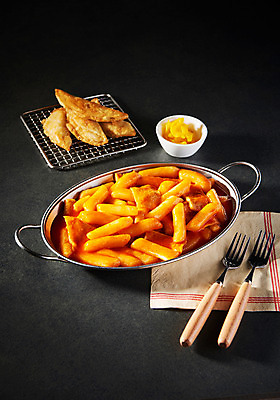 포토 JPG 스튜디오촬영 포크 검은배경 실내 근접촬영 사람없음 하이앵글 채망 냄비 떡볶이 분식 냅킨 단무지 군만두 국물떡볶이 국내포토 식기 음식 뷰포인트 백그라운드 주방용품 내부 검은색 솥 만두 국물 파일형식