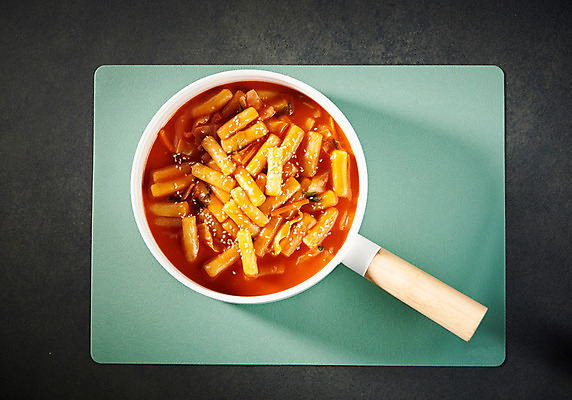 포토 JPG 스튜디오촬영 검은배경 도마 실내 근접촬영 사람없음 하이앵글 냄비 떡볶이 분식 매움 국물 밀떡 플랫레이 국물떡볶이 국내포토 음식 뷰포인트 백그라운드 주방용품 떡 내부 검은색 플랫 맛 솥 파일형식