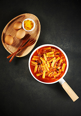 포토 JPG 스튜디오촬영 접시 포크 검은배경 실내 근접촬영 사람없음 하이앵글 세개 떡볶이 분식 매움 단무지 삶은계란 밀떡 플랫레이 국물떡볶이 국내포토 식기 음식 뷰포인트 백그라운드 떡 3 내부 계란 검은색 플랫 맛 계란요리 국물 파일형식