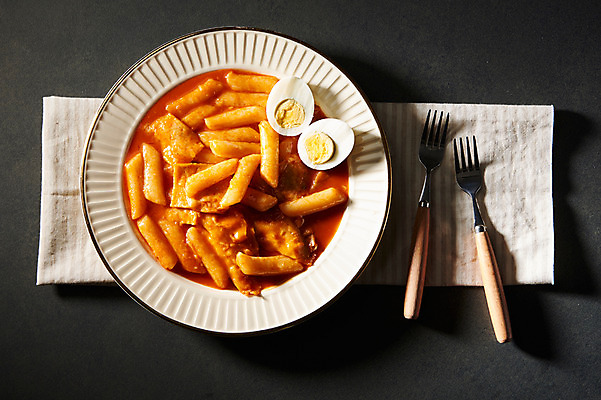 포토 JPG 스튜디오촬영 접시 포크 검은배경 실내 근접촬영 사람없음 하이앵글 식탁보 어묵 떡볶이 분식 삶은계란 쌀떡 플랫레이 국물떡볶이 국내포토 식기 음식 뷰포인트 백그라운드 떡 내부 계란 검은색 플랫 계란요리 국물 파일형식