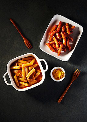 포토 JPG 스튜디오촬영 접시 포크 검은배경 실내 근접촬영 사람없음 하이앵글 떡볶이 분식 매움 단무지 플랫레이 국물떡볶이 국내포토 식기 음식 뷰포인트 백그라운드 내부 검은색 플랫 맛 국물 파일형식