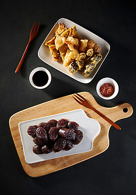 포토 JPG 스튜디오촬영 포크 검은배경 실내 근접촬영 사람없음 하이앵글 다양 튀김 양념 분식 간장 소금 순대 김말이 나무도마 모듬튀김 야채튀김 오징어튀김 플랫레이 국내포토 식기 음식 뷰포인트 다수 백그라운드 도마 내부 목재 검은색 플랫 파일형식