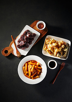 포토 JPG 스튜디오촬영 포크 검은배경 실내 근접촬영 사람없음 하이앵글 다양 튀김 양념 떡볶이 분식 간장 소금 순대 김말이 나무도마 밀떡 야채튀김 오징어튀김 플랫레이 국물떡볶이 국내포토 식기 음식 뷰포인트 다수 백그라운드 떡 도마 내부 목재 검은색 플랫 국물 파일형식