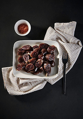 포토 JPG 스튜디오촬영 접시 조각 포크 검은배경 실내 근접촬영 사람없음 하이앵글 식탁보 양념 분식 소금 순대 플랫레이 국내포토 식기 음식 뷰포인트 백그라운드 내부 검은색 플랫 파일형식