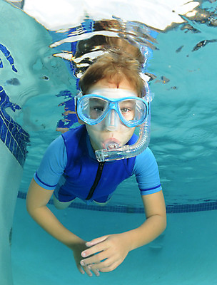 포토 JPG 해외이미지 남자 행복 어린이 포즈 놀이 고글 한명 소년 물 여름 파란색 운동 수중 수영 거품 떨어짐 수영선수 침몰 해외202004 해외포토 자연요소 1 계절 감정 컬러 컨셉 운동선수 건강 사람 수상스포츠 파일형식 이미지허브