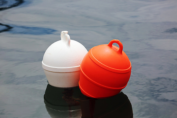 포토 JPG 해외이미지 밧줄 바다 여행 2 오렌지 자연 표시 표면 항해 안전 사람없음 야외 물 여름 파란색 컬러풀 반사 항구 수영 흰색 보호 위험 플라스틱 심볼 오브젝트 사인 예방 네비게이션 부표 안전요원 여의주 해외202004 해외포토 자연요소 계절 줄 컬러 컨셉 배_교통 과일 교통시설 재질 수상스포츠 생태계 파일형식 이미지허브