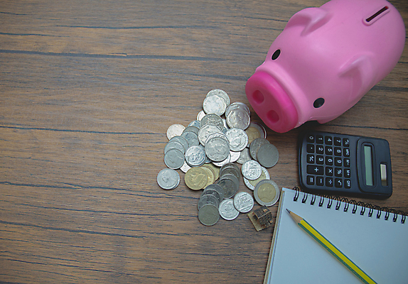 포토 JPG 해외이미지 손 분홍색 컨셉 돈 비즈니스 탁자 성공 설계 주택 안전 사람 사람없음 목재 금융 경제 동전 저축 돼지저금통 계산기 돼지 절약 계산 재산 주식 은퇴 투자 회계 빚 경영 계좌 세금 수입 예산 해외202004 해외포토 나무 컬러 가구 재료 포유류 문구용품 건물 신체부위 장비 저금통 파일형식 이미지허브