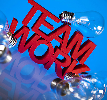 포토 JPG 해외이미지 비즈니스 전구 협력 실내 타이포그라피 사람없음 반사 파란배경 해외202004 해외포토 문자 백그라운드 내부 파란색 파일형식 이미지허브