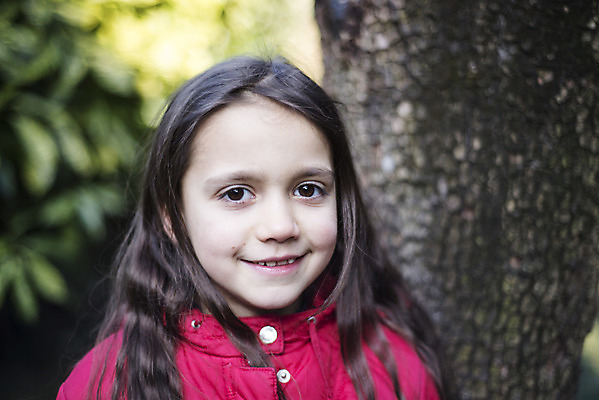 포토 JPG 해외이미지 백인 라이프스타일 응시 계절 여자 행복 얼굴 어린이 겨울 가족 따뜻함 한명 사람 야외 빨간색 정원 재킷 추위 표현 작음 연도 7 고립 옛날 해외202004 해외포토 서양인 1 시선 감정 컬러 관계 생활 신체부위 숫자 외투 크기 파일형식 이미지허브