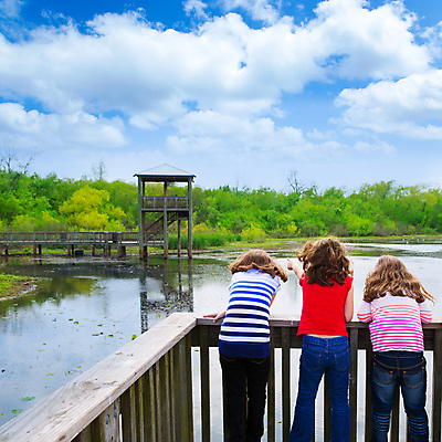포토 JPG 해외이미지 백인 응시 공원 여자 행복 호수 여유 어린이 여행 백그라운드 학교 가족 자연 놀이 휴가 함께함 사람 풍경 소녀 야외 세명 물 여름 친구 봄 가리킴 표현 그룹 숲 작음 자매 석호 철책 해외202004 해외포토 자연요소 서양인 시선 계절 공공시설 교육 감정 컨셉 관계 손짓 크기 생태계 파일형식 이미지허브