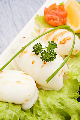 포토 JPG 해외이미지 음식 토마토 유리 탁자 파슬리 건강 어류 사람없음 파란색 빛 반사 샐러드 그릴 상추 굽기 만취 레몬 오징어 해외202004 해외포토 컬러 가구 채소 과일 재질 주방용품 연체동물 수중동물 구이 술취함 파일형식 이미지허브