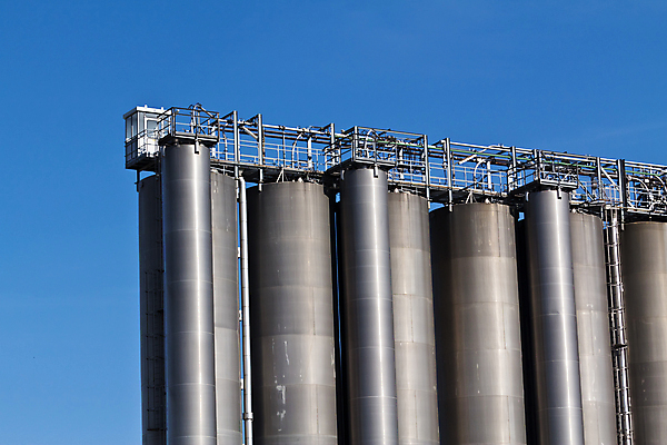 포토 JPG 해외이미지 식물 산업 공장 하늘 사람없음 파란색 글로벌 환경 탑 금속 회색 환경오염 석유 큼 컨테이너 탱크 연료 가스 수납 튜브 자원 사일로 알루미늄 티타늄 화학물질 해외202004 해외포토 건축물 컬러 컨셉 공업 재질 원소 화학 크기 파일형식 이미지허브